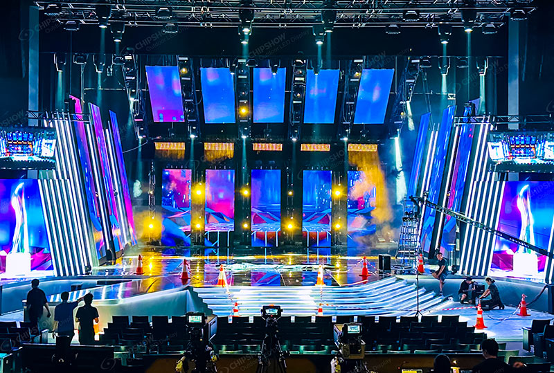 P3.91 Lo schermo del noleggio appare durante una grande cerimonia di premiazione nei paesi del sud-est asiatico